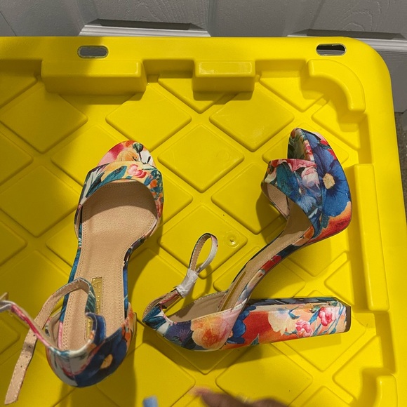 Multicolored floral open toe heels - Picture 5 of 5